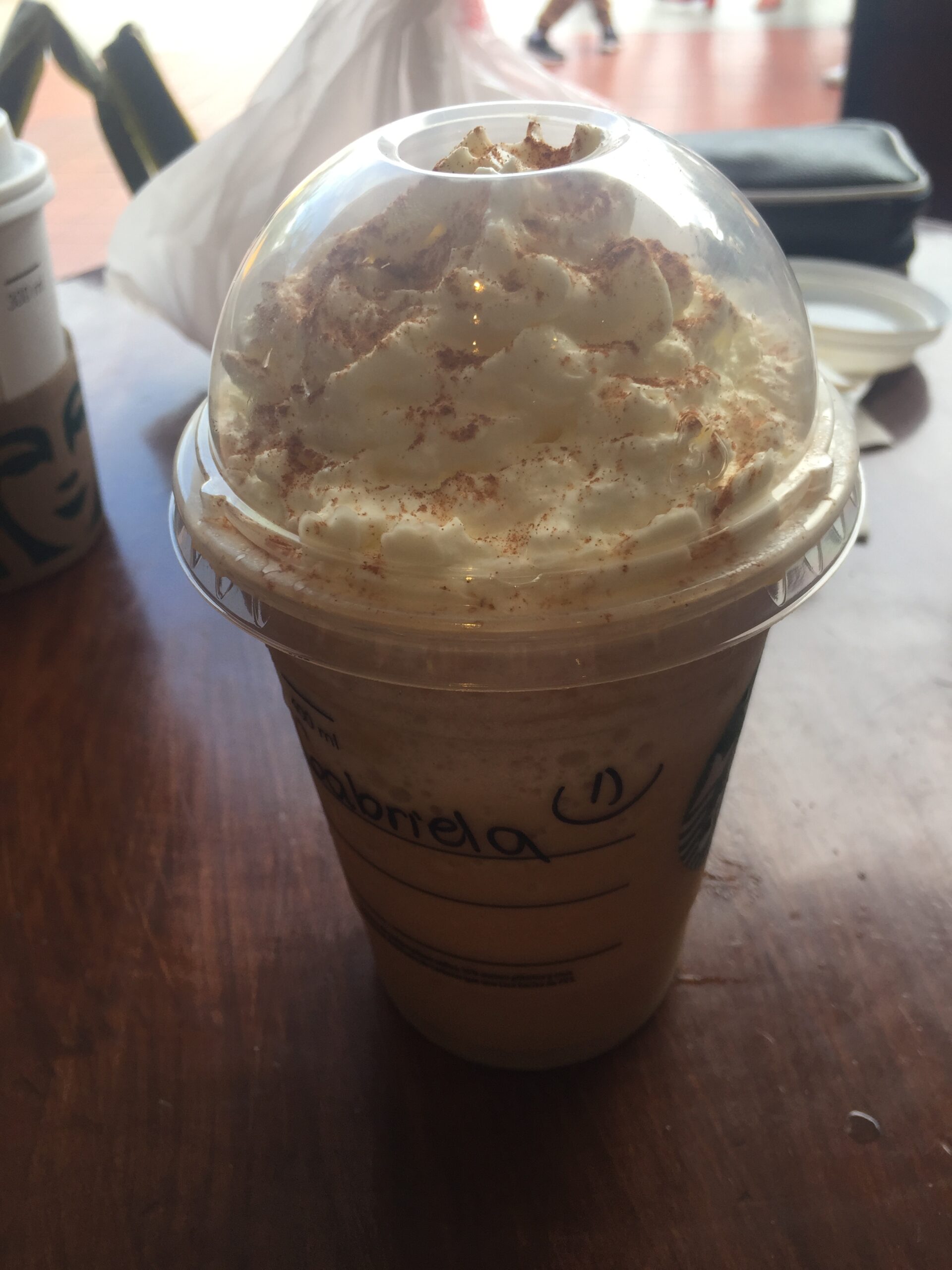 Probando el temporal Pumpkin Spice Frapuccino por primera vez de Starbucks